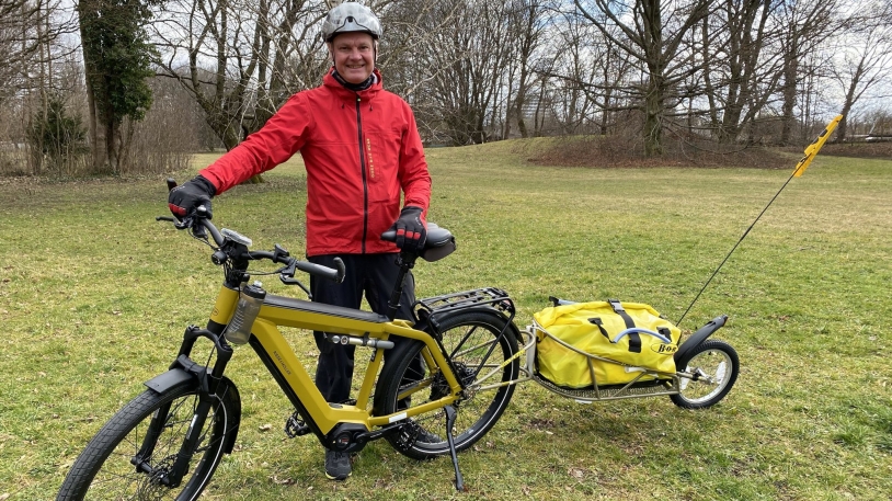 Perfekt ausgerüstet für die “Tour de Chirurgie”: Wolfgang Bär mit E-Bike und Anhänger. Foto: privat