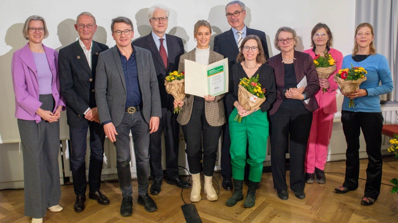 Auf dem Foto von links nach rechts: Gabriele Brückner (Geschäftsführerin BKG), Prof. Dr. med. Wolfgang Hiddemann (1. Vorsitzender lebensmut e.V.), Markus Besseler (Geschäftsführer BKG), Prof. Volker Heinemann (Präsident BKG), Franziska Weiher (Koordinatorin Patientenhaus), Prof. Dr. med. Markus Lerch (Ärztlicher Direktor LMU Klinikum), Angelika Amann (Sozialarbeiterin Krebsberatungsstelle Patientenhaus), Laudatorin: Dr. Christa Scholtissek (Ärztin, Verein IKARUS e.V.), Karen Abel, (Patientenbeirat des CCC M