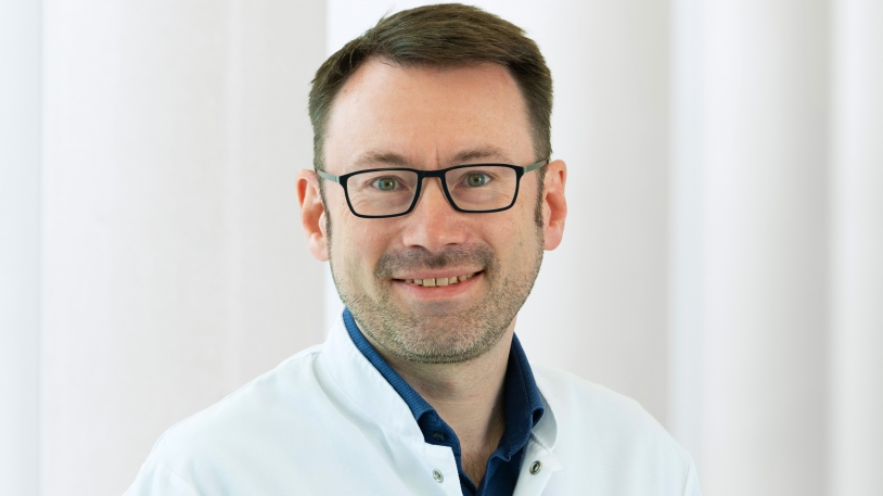 Prof. Paul Lingor ist Oberarzt und Leiter der Spezialambulanz für Motoneuronerkrankungen an der Klinik und Poliklinik für Neurologie des Klinikums rechts der Isar der TUM. Er ist zudem Associate Investigator im Exzellenzcluster SyNergy. Foto: Thomas Einberger, Klinikum rechts der Isar