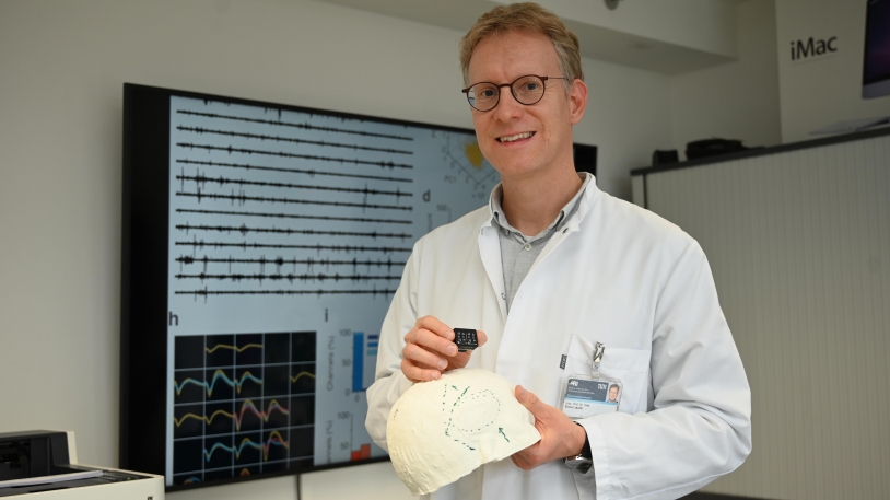 Simon Jacob ist Professor für Translationale Neurotechnologie an der Klinik für Neurochirurgie des TUM Universitätsklinikums | Klinikum rechts der Isar. Für sein Forschungsprojekt aus den Neurowissenschaften wird er künftig mit einem der renommierten ERC Consolidator Grants gefördert. Foto: Kathrin Czoppelt, TUM Universitätsklinikum