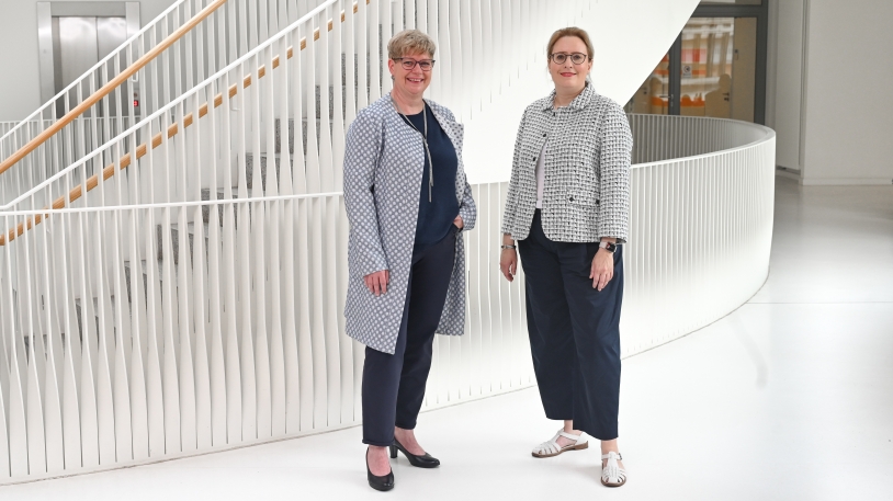 Machen sich stark für Frauen im Gesundheitswesen: Pflegedirektorin Silke Großmann (li.) und Dekanin Prof. Stephanie E. Combs. Foto: TUM Klinikum