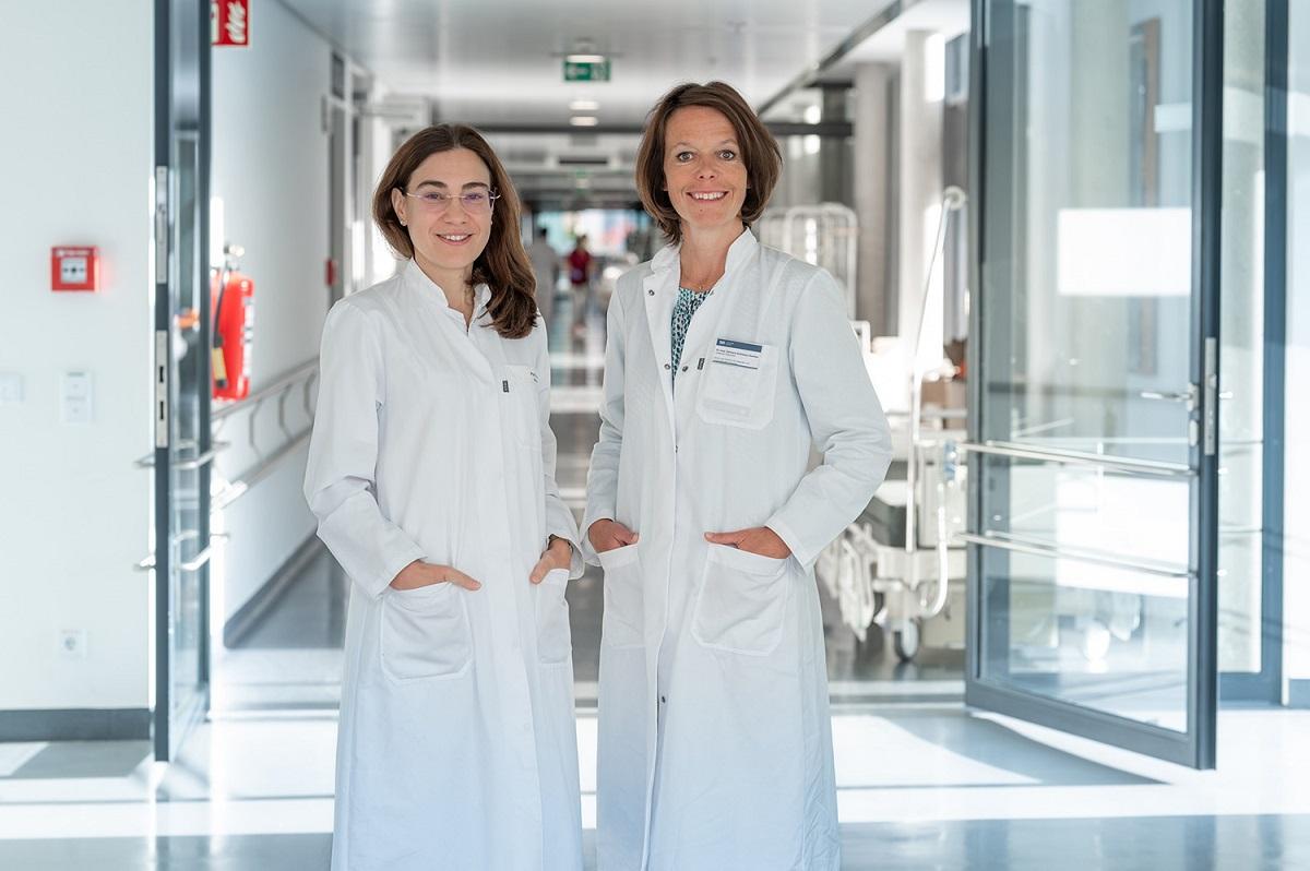 Direktorin Prof. Dr. Dr. Daniela Branzan (li.) mit ihrer neuen Stellvertreterin Privatdozentin PD Dr. Barbara Andrassy-Rantner.  © Kathrin Czoppelt, TUM Klinikum