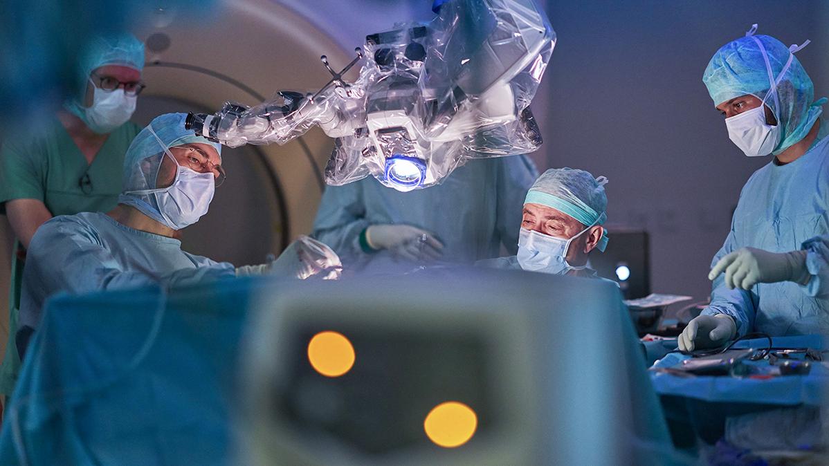Ein Team um Prof. Bernhard Meyer hat in einer fünfstündigen Operation einem Patienten mit Querschnittslähmung eine Hirn-Computer-Schnittstelle eingesetzt. 