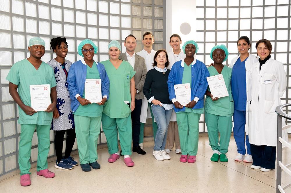 Gruppenbild mit Teilnehmern der Weiterbildung und Team der Fauenklinik 
