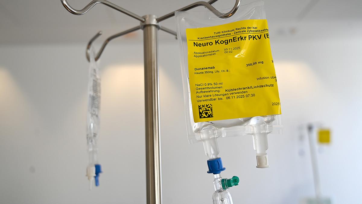 Infusionsbeutel mit dem Alzheimer-Wirkstoff "Donanemab". © Andrea Eppner, TUM Klinikum