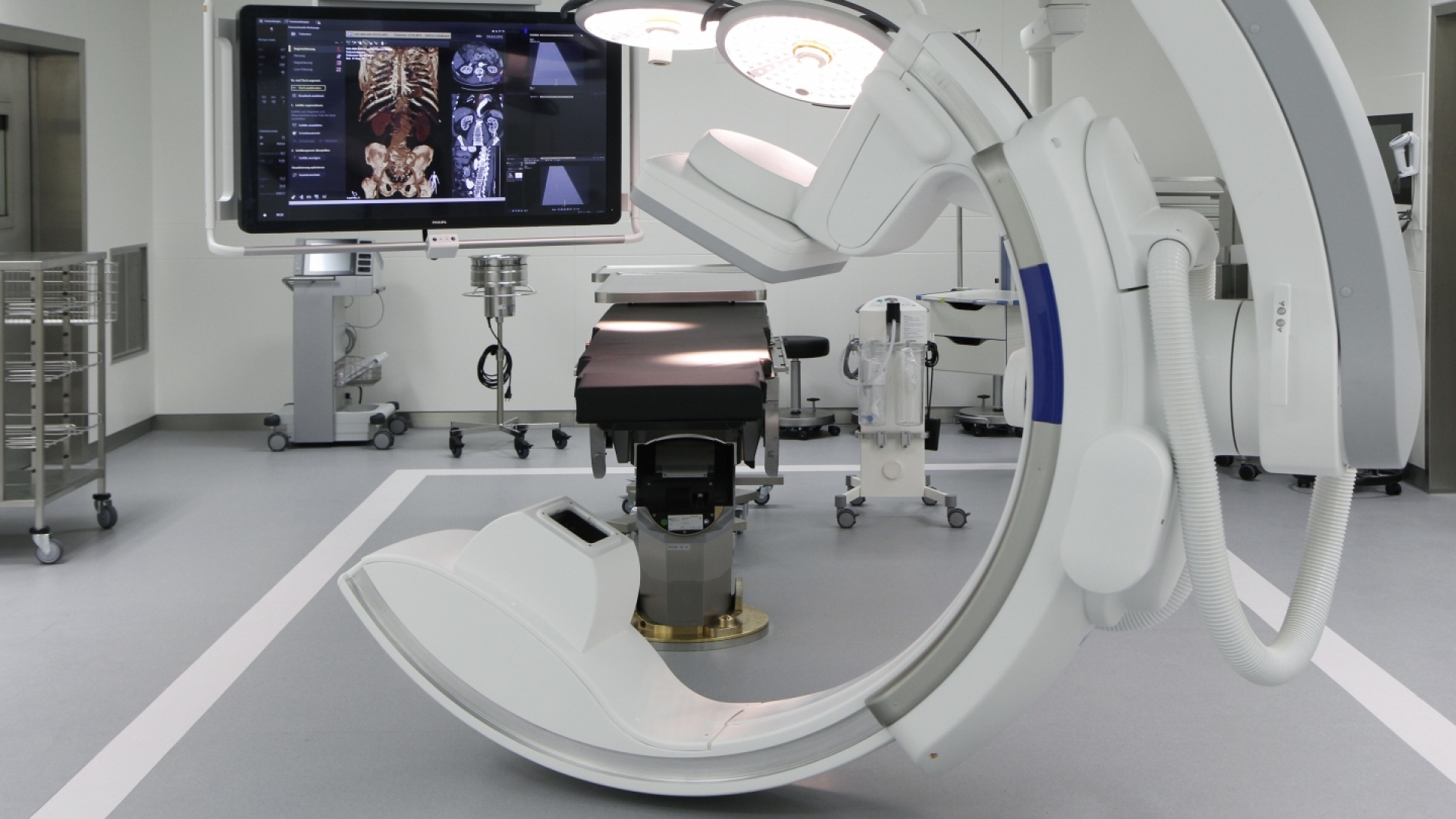 Ein C-Bogen, ein mobiles Röntgengerät, im Hybrid-OP der Gefäßchirurgie