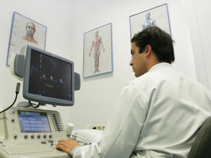 Arzt beim Ultraschall