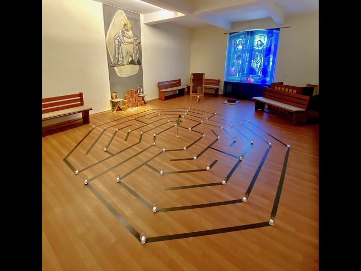 Evangelische Kapelle mit auf dem Boden aufgemalten Labyrinth