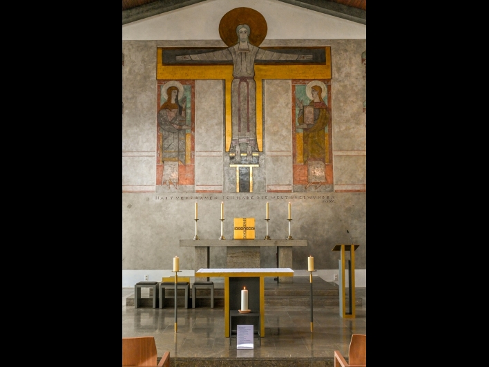 Blick auf Altar, im Hintergrund großes Wandbild mit Jesus