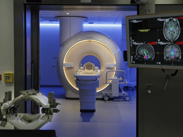 Operationssaal der Neurochirurgie mit volldigitalem 3 Tesla-MRT