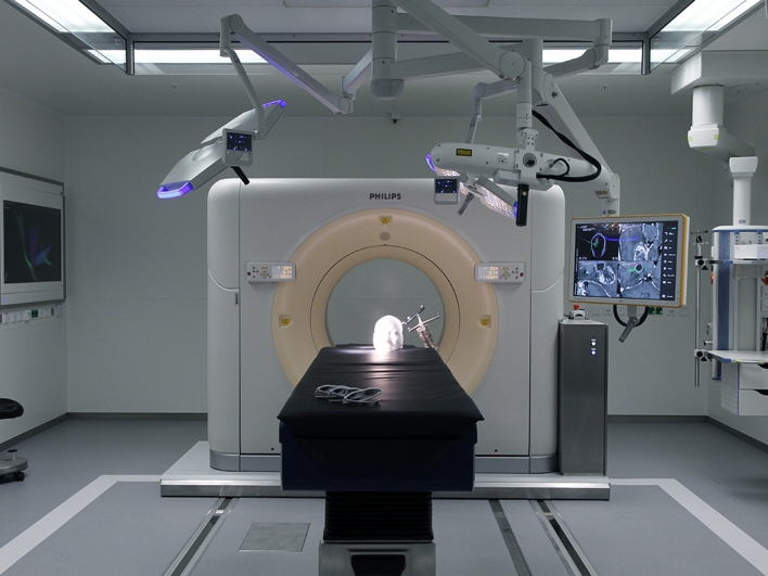 Hybrid-OP mit Sliding Gantry: Das CT kann auf Schienen in den OP gefahren werden