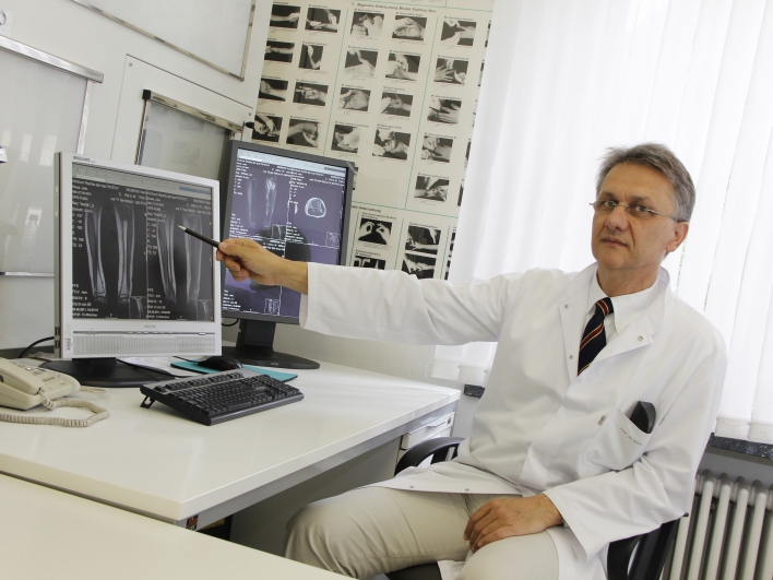 Professor Rechl erklärt Röntgenbilder