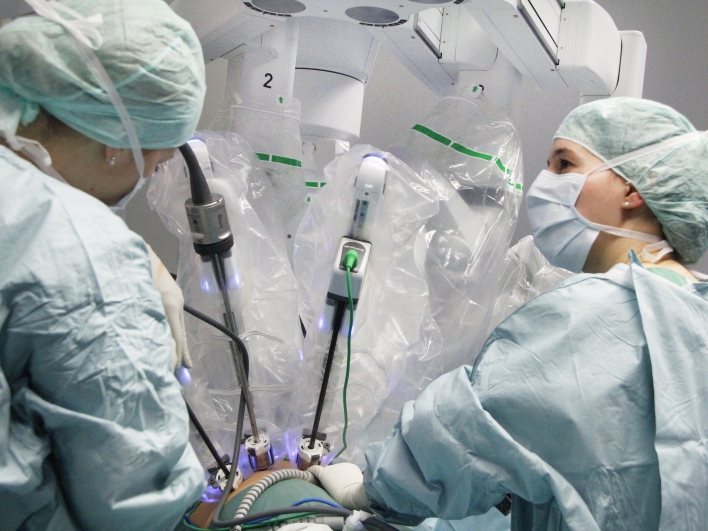 Krankenschwestern bei der roboterassistierten Chirurgie