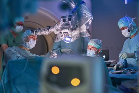 Ein Team um Prof. Bernhard Meyer hat in einer fünfstündigen Operation einem Patienten mit Querschnittslähmung eine Hirn-Computer-Schnittstelle eingesetzt.