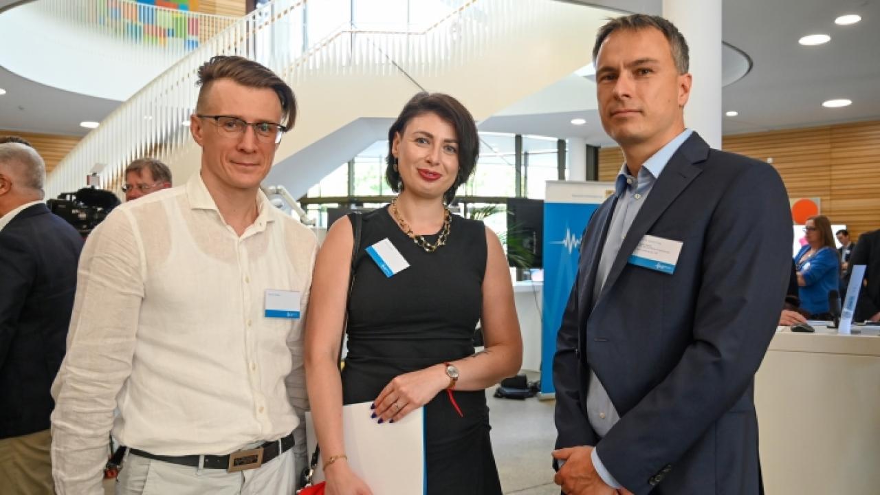 Dieser Patient wurde erfolgreich an einem Hirntumor operiert: Hier mit seiner Ehefrau und Operateur Prof. Sandro Krieg, Leitender Oberarzt an der Klinik und Poliklinik für Neurochirurgie (r.) © 