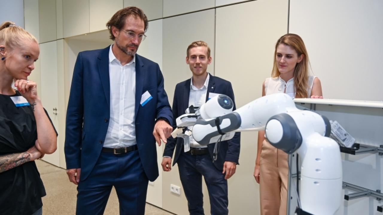 Ein Assistenz-Roboter könnte Pflegenden in Zukunft die Arbeit erleichtern: Prof. Dirk Wilhelm (2. v. li.) und Lukas Bernhard, beide Leiter der Forschungsgruppe MITI, mit den Pflegefachfrauen Anne Merl (li.) und Teresa Geigl (re.). © 