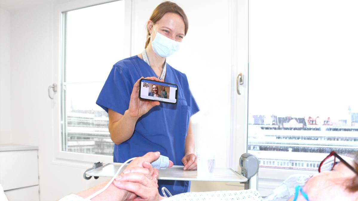 Videoanruf einer Patientin auf der Intensivstation 