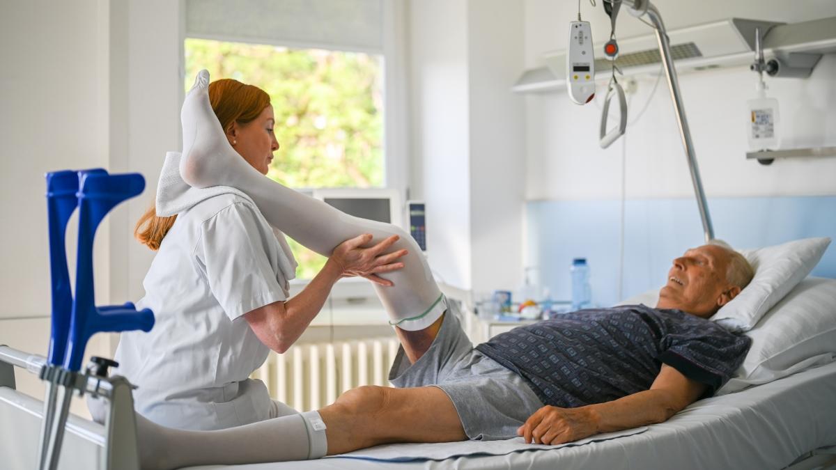 Physiotherapie Übung mit Patient im Bett Physiotherapie Übung mit Patient im Bett