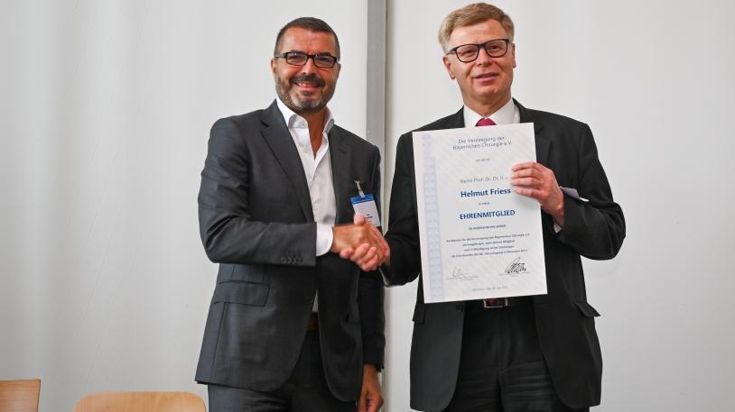 Prof. Helmut Friess neben Prof. Dr. Peter Biberthaler mit  Ehrenmitgliedschaft der Vereinigung der Bayerischen Chirurgie haltend 
