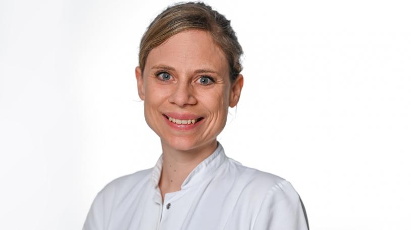 Porträt von Dr. Sabrina Regele, Leiterin der Pädaudiologie des Hörzentrums der Klinik und Poliklinik für Hals-Nasen-Ohrenheilkunde des Klinikums rechts der Isar der Technischen Universität München (TUM) 