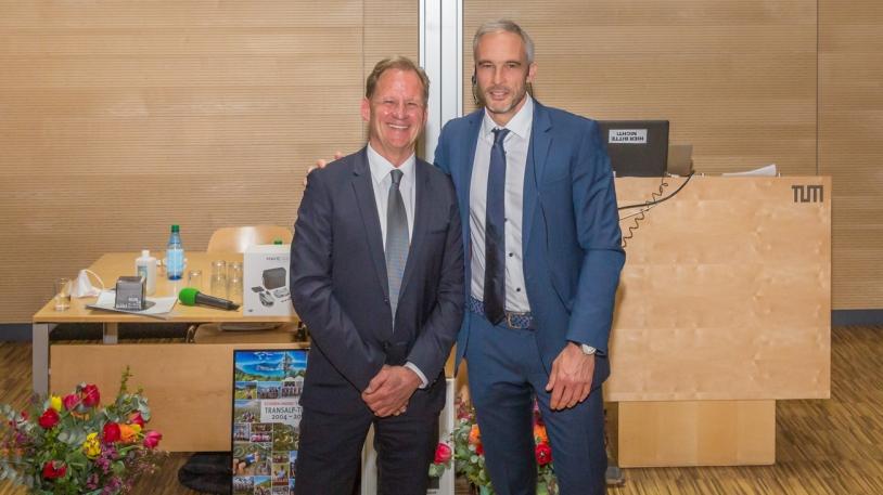 Prof. Sebastian Siebenlist neben Prof. Andreas Imhoff stehend Prof. Sebastian Siebenlist neben Prof. Andreas Imhoff stehend