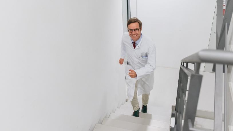 Prof. Dr. med. Martin Halle beim Treppensteigen Prof. Dr. med. Martin Halle beim Treppensteigen