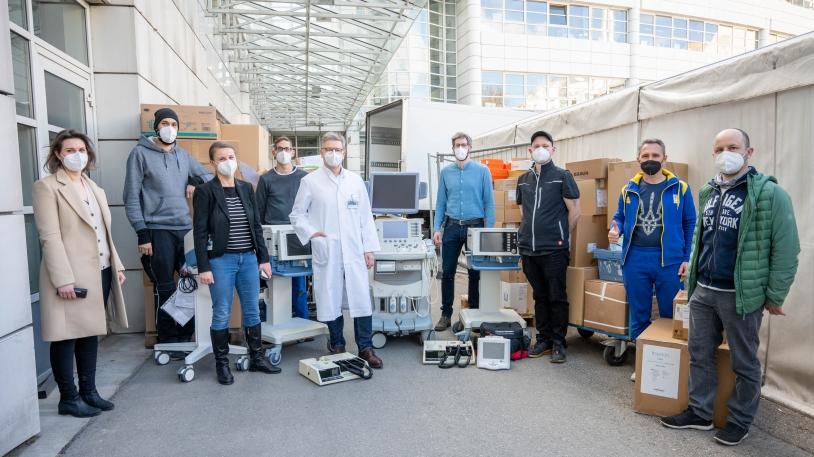 Dr. Martin Siess mit Mitarbeitenden beim Verpacken und Verladen von Hilfsgütern Dr. Martin Siess mit Mitarbeitenden beim Verpacken und Verladen von Hilfsgütern