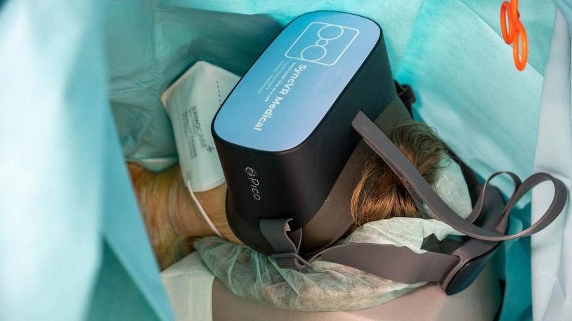 Patientin trägt während eines ambulanten Eingriffs eine VR-Brille 