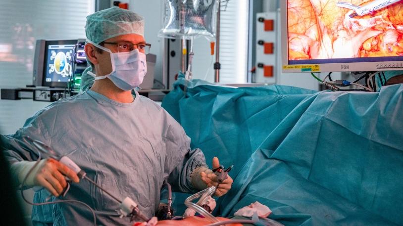 PD Dr. Volker Aßfalg mit konzentriertem Blick in OP-Saal beim Operieren 