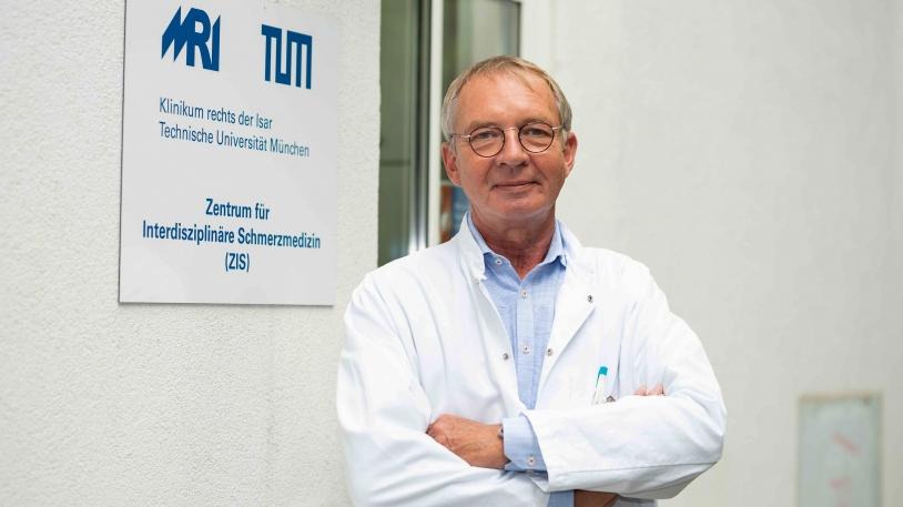 Prof. Dr. Dr. Thomas R. Tölle mit verschränkten Armen Prof. Dr. Dr. Thomas R. Tölle mit verschränkten Armen