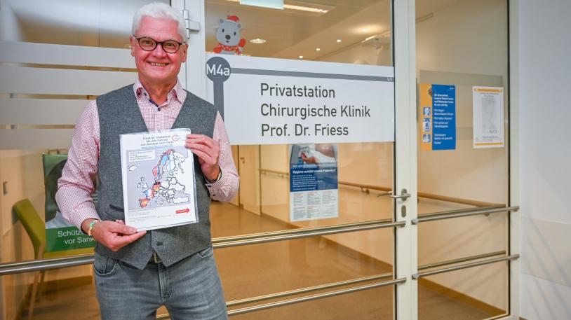 Wolfgang Bär vor der Eingangstür der Privatstation der chirurgischen Klinik Wolfgang Bär vor der Eingangstür der Privatstation der chirurgischen Klinik