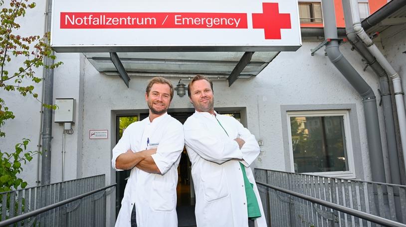 Dr. Michael Zyskowski und Dr. Michael Müller mit verschränkten Armen vor dem Eingang der Notaufnahme Dr. Michael Zyskowski und Dr. Michael Müller mit verschränkten Armen vor dem Eingang der Notaufnahme