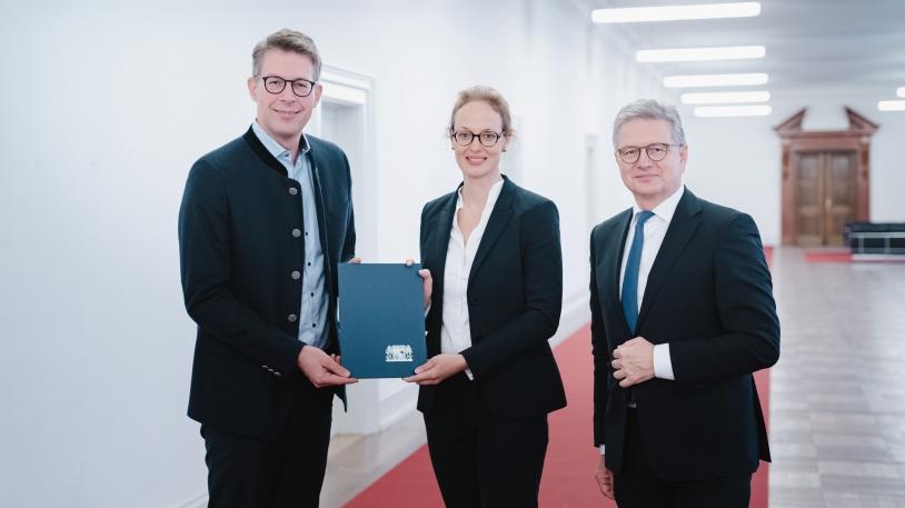 Marie le Claire mit Markus Blume links und Dr. Martin Siess rechts stehend Marie le Claire mit Markus Blume links und Dr. Martin Siess rechts stehend