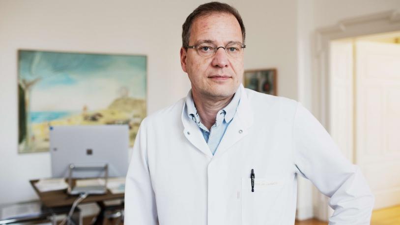 Prof. Karl Ludwig Laugwitz in Büro stehend Prof. Karl Ludwig Laugwitz in Büro stehend