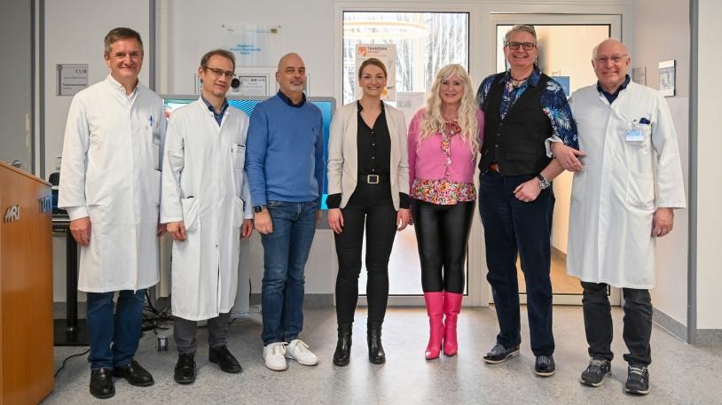 Bayerns Gesundheitsministerin Judith Gerlach (Mitte) beim Besuch der Transplantationsstation des Universitätsklinikums rechts der Isar Bayerns Gesundheitsministerin Judith Gerlach (Mitte) beim Besuch der Transplantationsstation des Universitätsklinikums rechts der Isar