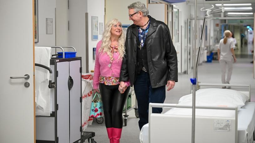 Eva H. mit ihrem Mann auf dem Weg zur Transplantationsstation 