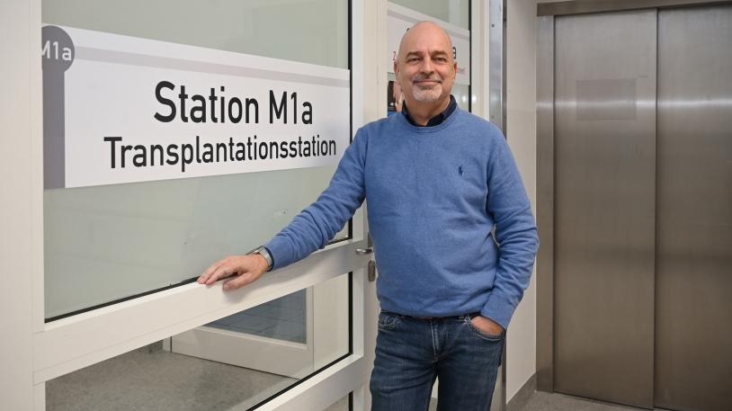 Dialyse-Patient Jörg S. vor dem Stationseingang stehend 