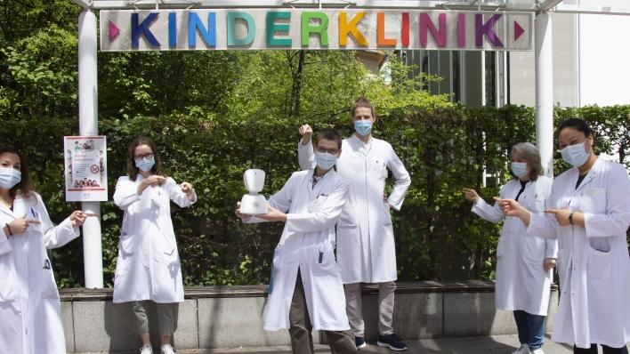 Gruppenbild vor der Kinderklinik 