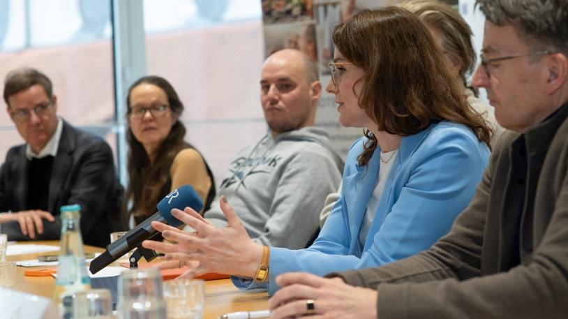 Pressekonferenz zum Weltkrebstag 2025 im Münchner PresseClub: Prof. Martin Halle, Dr. Nicole Erickson, Bastian Schwarz, Andrea Helfer und Markus Besseler. 
