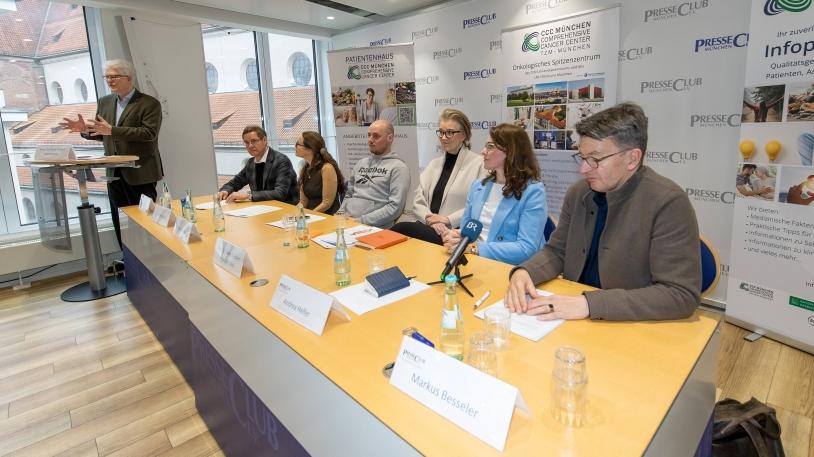 Pressekonferenz zum Weltkrebstag 2025 im Münchner PresseClub (v. li. n. re.): Prof. Dr. med. Volker Heinemann (v. li. n. re.) mit Prof. Martin Halle, Dr. Nicole Erickson, Bastian Schwarz, Prof. Irene Teichert-von Lüttichau, Andrea Helfer und Markus Besseler. 