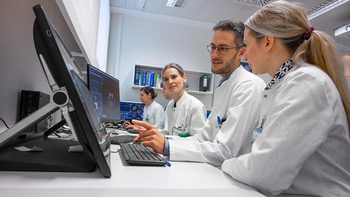 Dr. Jan Peeken und sein Team der Klinik für Radioonkologie und Strahlentherapie Dr. Jan Peeken und sein Team der Klinik für Radioonkologie und Strahlentherapie
