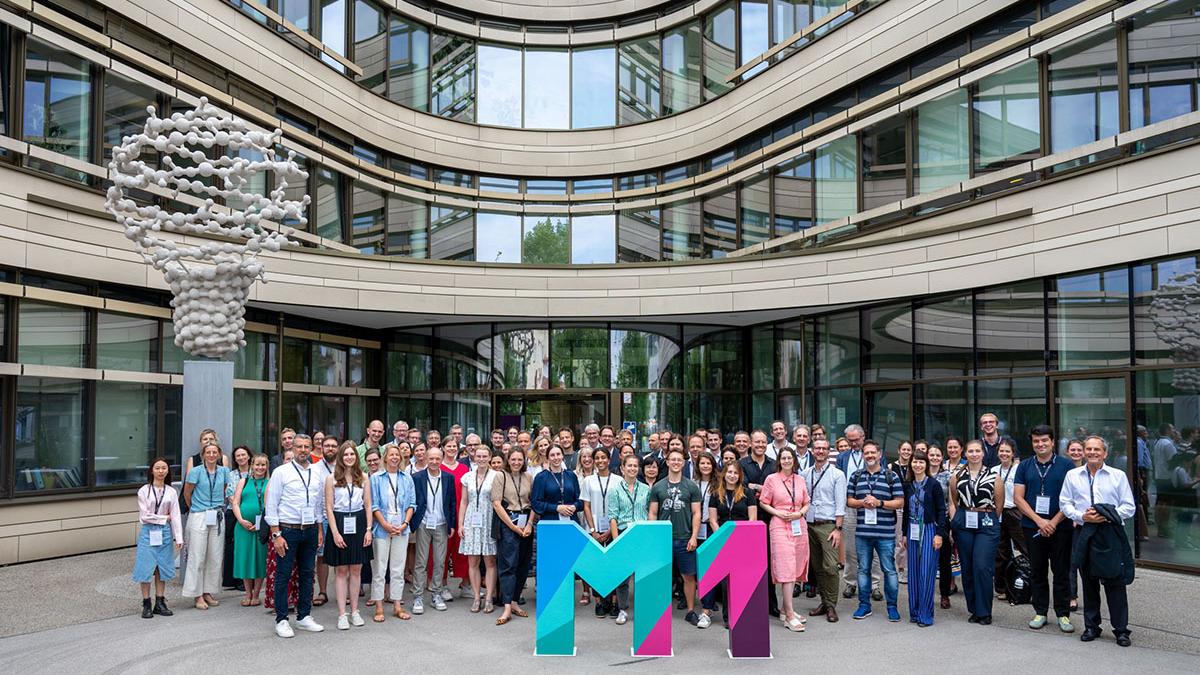 Wissenschaftlerinnen und Wissenschaftler bei der M1 – Munich Future Medicine Conference vor dem TranslaTUM. 