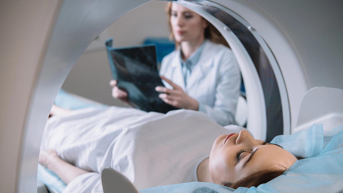Patientinnen und Patienten befürworteten grundsätzlich den Einsatz von KI in der Medizin, beispielsweise um Informationen aus MRT-Bildern zu ziehen. Wichtig war ihnen allerdings, dass Entscheidungen nach wie vor von Ärztinnen und Ärzten getroffen werden. 
