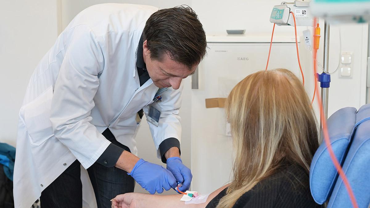 Prof. Dr. Timo Grimmer, Leiter der Ambulanz für Neurokognitive Erkrankungen, prüft die Infusion, über die die ersten Patientin am TUM Klinikum den neuen Wirkstoff "Lecanemab" erhält. 