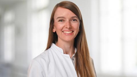 Porträt von Privatdozentin Dr. Nora Weiss, Leiterin des Hörzentrums an der Klinik und Poliklinik für Hals-Nasen-Ohrenheilkunde des Klinikums rechts der Isar der Technischen Universität München (TUM)