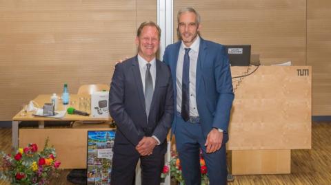 Prof. Sebastian Siebenlist neben Prof. Andreas Imhoff stehend