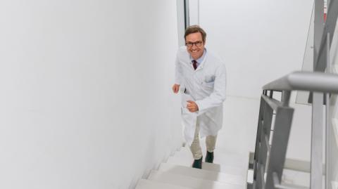  Prof. Dr. med. Martin Halle beim Treppensteigen