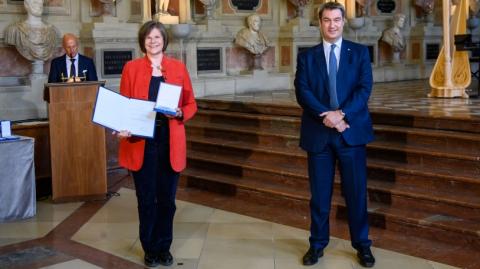 Markus Söder neben Prof. Ulrike Protzer stehend