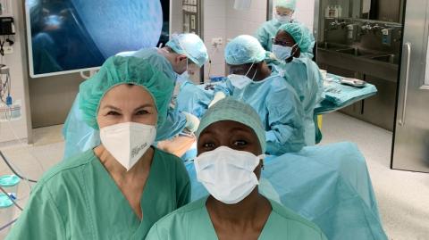 Dr. Ampem Darkwa aus Ghana rechts mit Dr. Daniel Lengyel links im OP-Saal