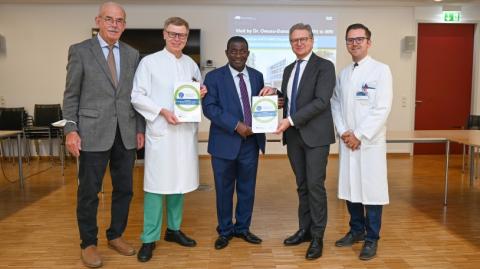 Dr. Oheneba Owusu-Danso (Mitte) mit Prof. Dr. Matthias Richter-Turtur von links, Prof Helmut Friess , Dr. Daniel Hartmann und Dr. Martin Siess,